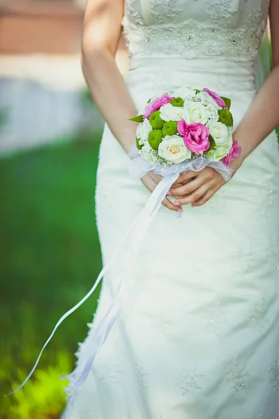 Όμορφο γαμήλιο μπουκέτο στα χέρια της νύφης — Φωτογραφία Αρχείου