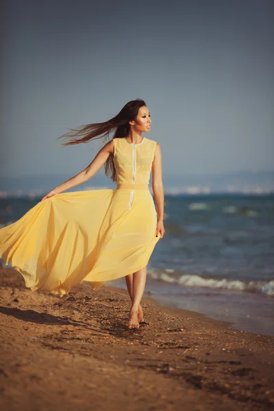 Modelo elegante bonita na praia em vestido longo beautifu — Fotografia de Stock