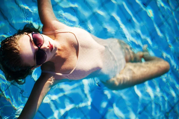 Moda portret dziewczyny pływanie w basenie — Zdjęcie stockowe