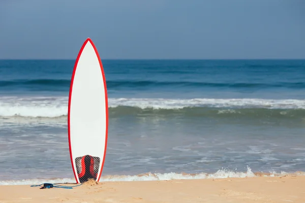 Prancha de surf na areia — Fotografia de Stock