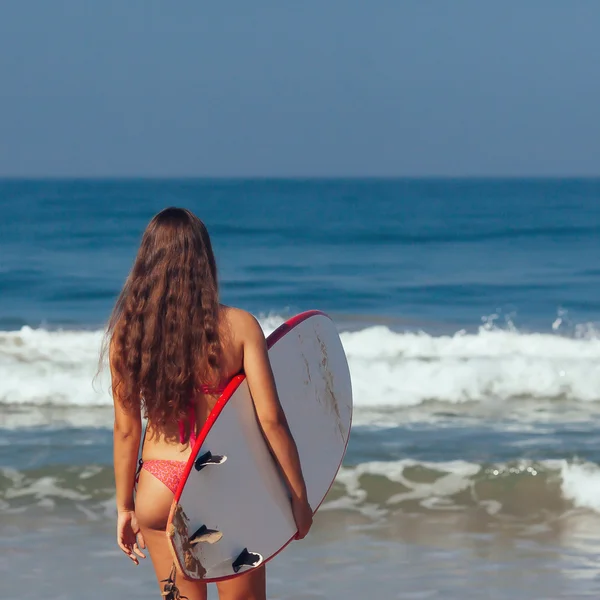Surfplank op het zand — Stockfoto