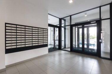 Bir apartmanın lobisindeki posta kutuları.