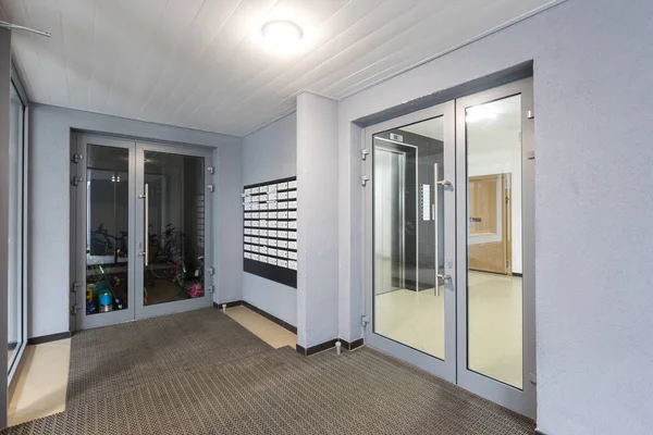 Bir apartmanın lobisindeki posta kutuları.