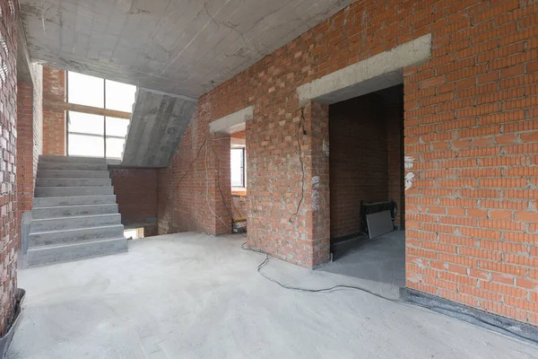 Dairenin içi gri renklerle süslenmemiş.