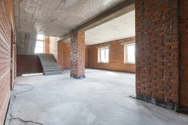 Dairenin içi gri renklerle süslenmemiş.