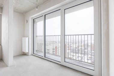 Dairenin içi gri renklerle süslenmemiş.