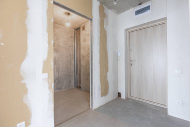 Dairenin içi gri renklerle süslenmemiş.