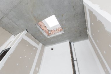 Dairenin içi gri renklerle süslenmemiş.