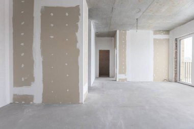 Dairenin içi gri renklerle süslenmemiş.