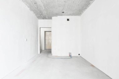 Beyaz renklerde dekorasyonsuz dairenin içi