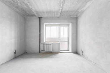 Beyaz renklerde dekorasyonsuz dairenin içi