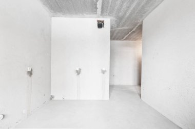 Beyaz renklerde dekorasyonsuz dairenin içi