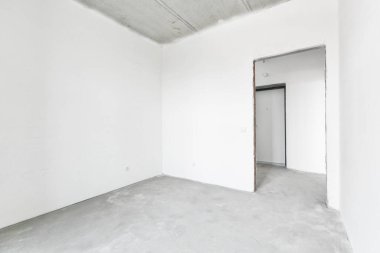 Beyaz renklerde dekorasyonsuz dairenin içi