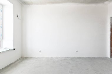 Beyaz renklerde dekorasyonsuz dairenin içi