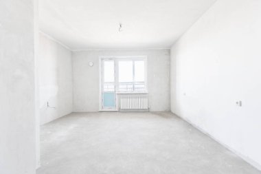 Beyaz renklerde dekorasyonsuz dairenin içi