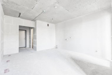 Beyaz renklerde dekorasyonsuz dairenin içi