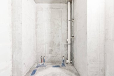 Beyaz renklerde dekorasyonsuz dairenin içi