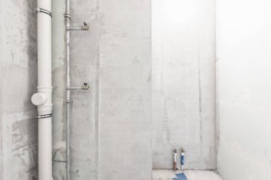 Beyaz renklerde dekorasyonsuz dairenin içi