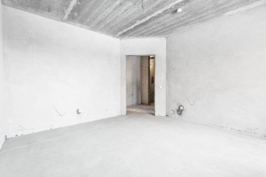 Beyaz renklerde dekorasyonsuz dairenin içi