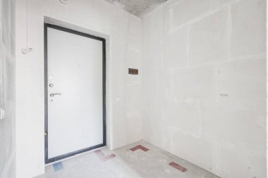 Beyaz renklerde dekorasyonsuz dairenin içi