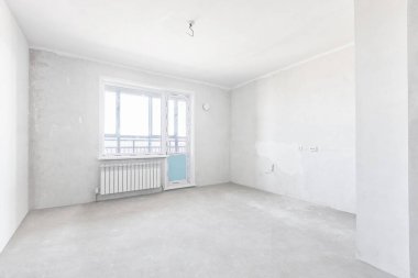 Beyaz renklerde dekorasyonsuz dairenin içi