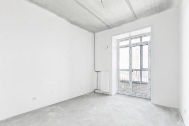 Beyaz renklerde dekorasyonsuz dairenin içi