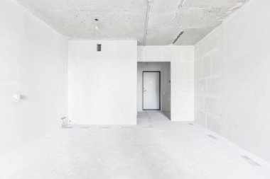 Beyaz renklerde dekorasyonsuz dairenin içi