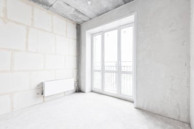 Beyaz renklerde dekorasyonsuz dairenin içi