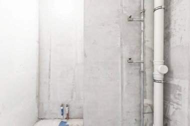 Beyaz renklerde dekorasyonsuz dairenin içi