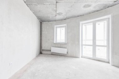 Beyaz renklerde dekorasyonsuz dairenin içi