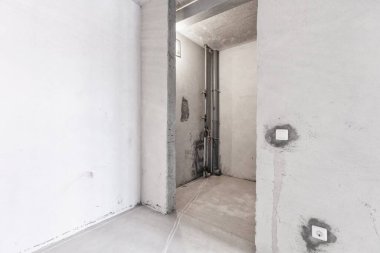 Beyaz renklerde dekorasyonsuz dairenin içi