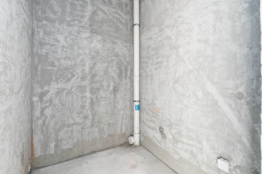 Beyaz renklerde dekorasyonsuz dairenin içi