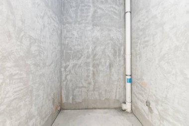 Beyaz renklerde dekorasyonsuz dairenin içi