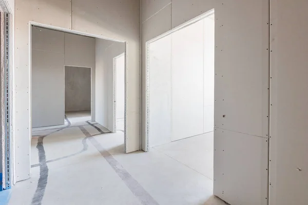 Dairenin içi gri renklerle süslenmemiş.