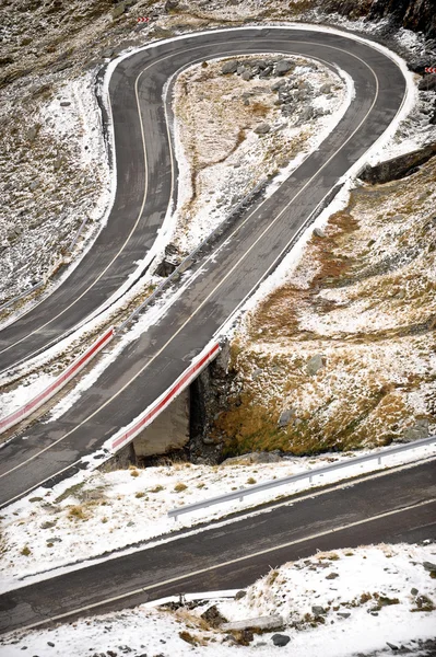 Bochtige bergweg — Stockfoto