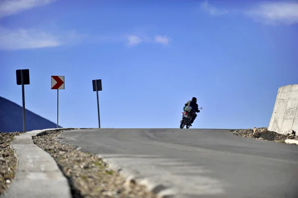 Motosikletçi Transalpina yolda — Stok fotoğraf