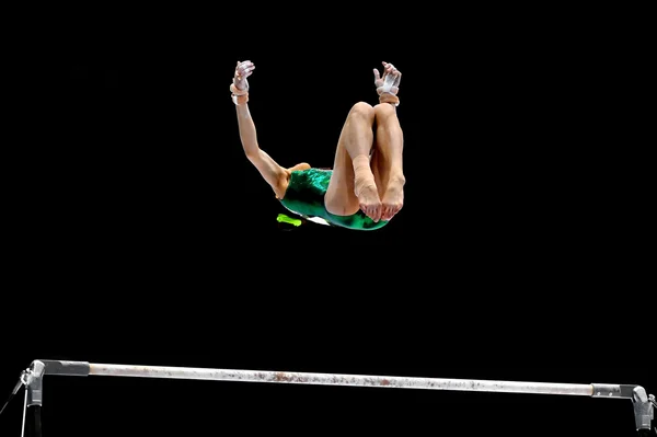Gymnast på Barr — Stockfoto