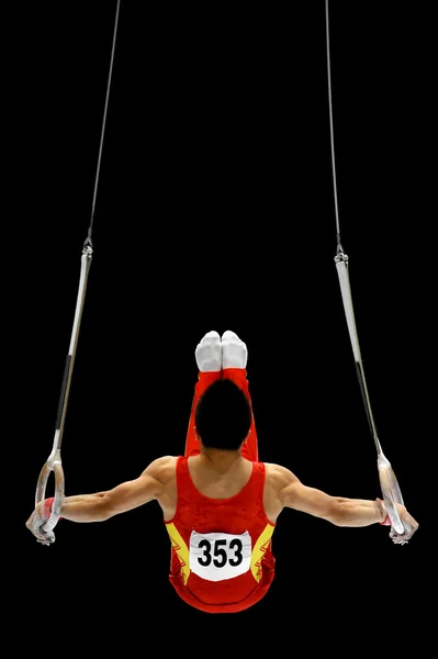 体操运动员在吊环上执行 — 图库照片