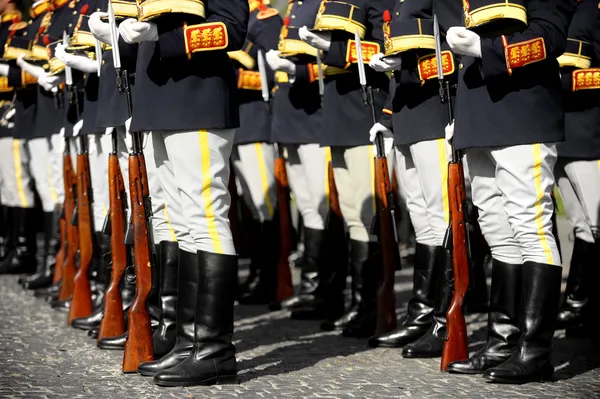 Soldados na posição de descanso do rifle — Fotografia de Stock