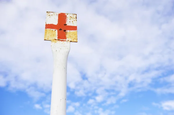 Червоний хрест маркування полюс — стокове фото