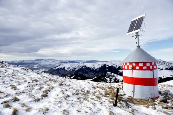 Refúgio de montanha com painel solar — Fotografia de Stock