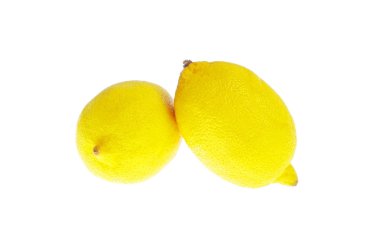 İki limon beyazda izole.