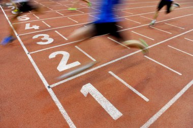 sporcular bitiş çizgisine çapraz.