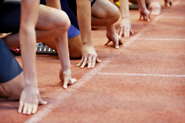 Atleten op de sprint beginnen regel Stockfoto