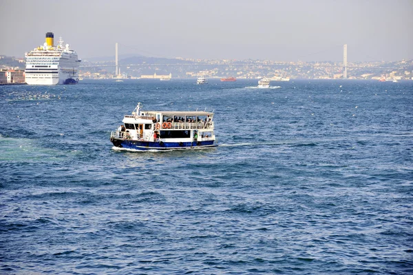 Utasszállító hajó, a Boszporusz-szoros — Stock Fotó