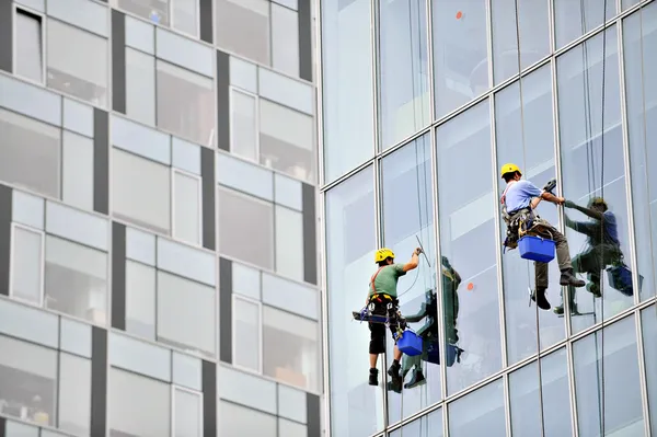 Fönstret brickor arbetar på kontorsbyggnaden Royaltyfria Stockfoton