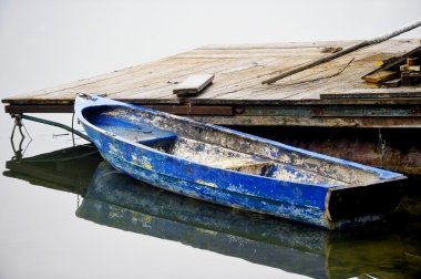 boş bir rıhtım mavi tekneye terk etti.