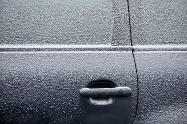 araba ince karla kaplı