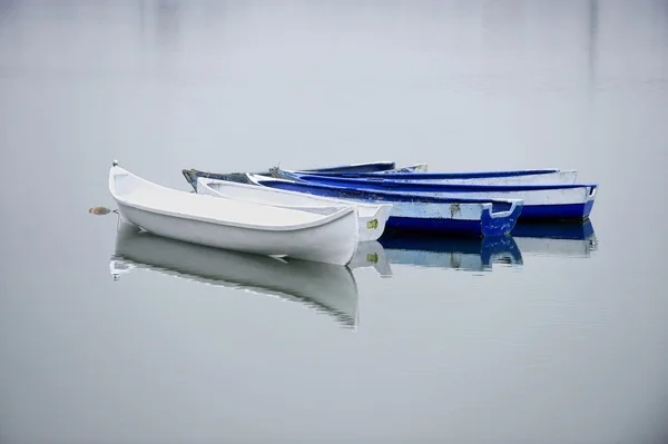 Barche da pesca vuote su un lago — Foto Stock