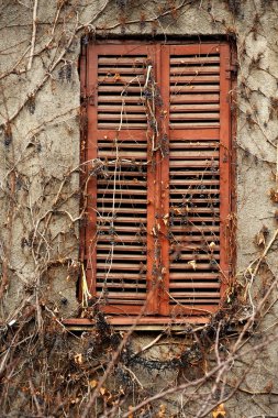 eski ahşap pencere kepenkleri kapalı ile